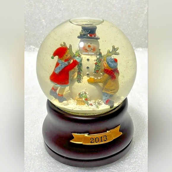 Musical Snow Globe - Snowman/Children - Picture 1 of 7
